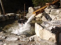 Die Kraft des Wassers wird in der Steinkugelmühle deutlich. • © Waldseilgarten Höllschlucht, Pfronten