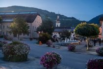 Der Kirchplatz mit Rathaus in Wattens in der Region Hall-Wattens. • © Tourismusverband Hall-Wattens