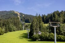 Die Alpenrosenbahn I in Westendorf. Oben starten die Paraglider. • © skiwelt.de - Silke Schön