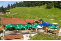 Das Gasthaus "Alte Mittel" und hinten links oben ist der Start des Bogenparcours. Die Übscheiben sind aufgestellt.  • © skiwelt.de - Silke Schön