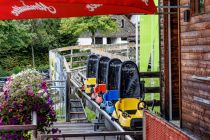 Die Rodel vom Alpine Coaster in Windischgarsten warten auf die nächsten Gäste. • © skiwelt.de - Christian Schön