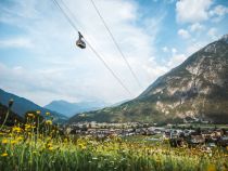 Der Ort Zams mit seiner Venetseilbahn. • © TVB Tirol West, Roman Huber