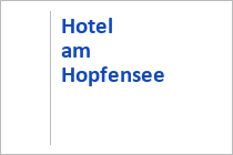 Von der 5-Sterne-Anlage „Camping Hopfensee“ in Füssen/Allgäu sind es nur wenige Gehminuten zum Kneipp-Erlebnisareal am Ufer und ein paar Schwimmzüge zur Kneipp-Insel. • © Camping Hopfensee über AHM PR