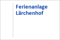 Logo des Lärchenhof-Resorts. Der Skilift liegt direkt am Hotel. • © Der Lärchenhof