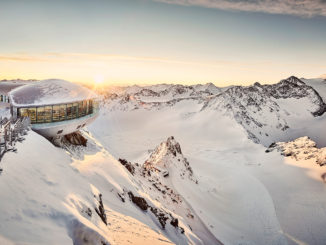 Das Café 3.440: Verwandelt sich an den Adventssonntagen ins höchste Christkindl-Postamt Österreichs. // Foto: Pitztaler Gletscherbahn, Alexander Haiden