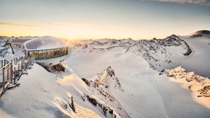 Das Café 3.440: Verwandelt sich an den Adventssonntagen ins höchste Christkindl-Postamt Österreichs. // Foto: Pitztaler Gletscherbahn, Alexander Haiden