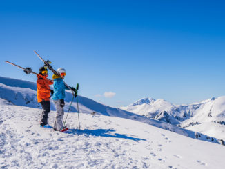 Skitourengeher werden belohnt: Oben wartet eine traumhafte Aussicht auf die Nockberge. // Foto: Peter Maier