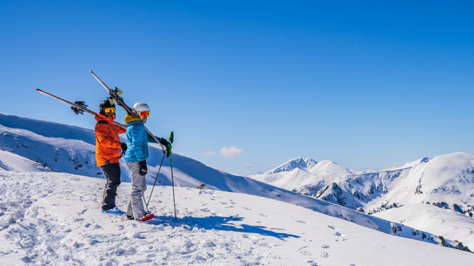 Skitourengeher werden belohnt: Oben wartet eine traumhafte Aussicht auf die Nockberge. // Foto: Peter Maier