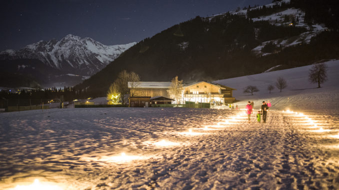 Hell erleuchtet: Unterwegs auf dem Weihnachtspfad in Itter. // Foto: Hannes Dabernig