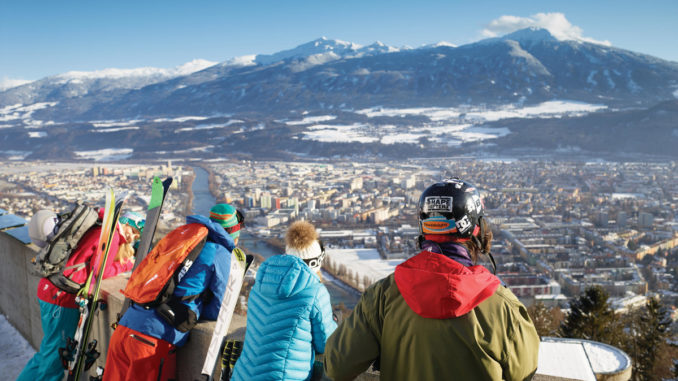 Rund um Innsbruck gibt es zahlreiche Skigebiete für wirklich jeden Geschmack – unabhängig davon, ob man alleine, mit Freunden oder mit der Familie unterwegs ist. // Foto: Innsbruck Tourismus/Christian Vorhofer