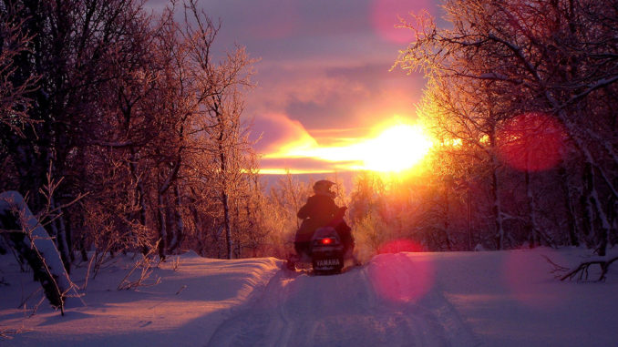 Mit dem Schneemobil in den Sonnenuntergang. // Foto: pixabay