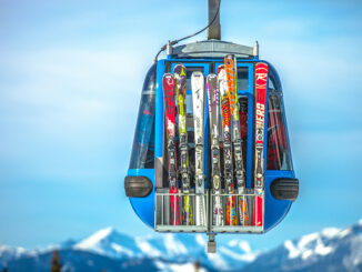 Skier in einer Gondel. // Foto: unsplash.com