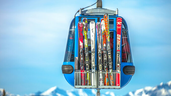 Skier in einer Gondel. // Foto: unsplash.com